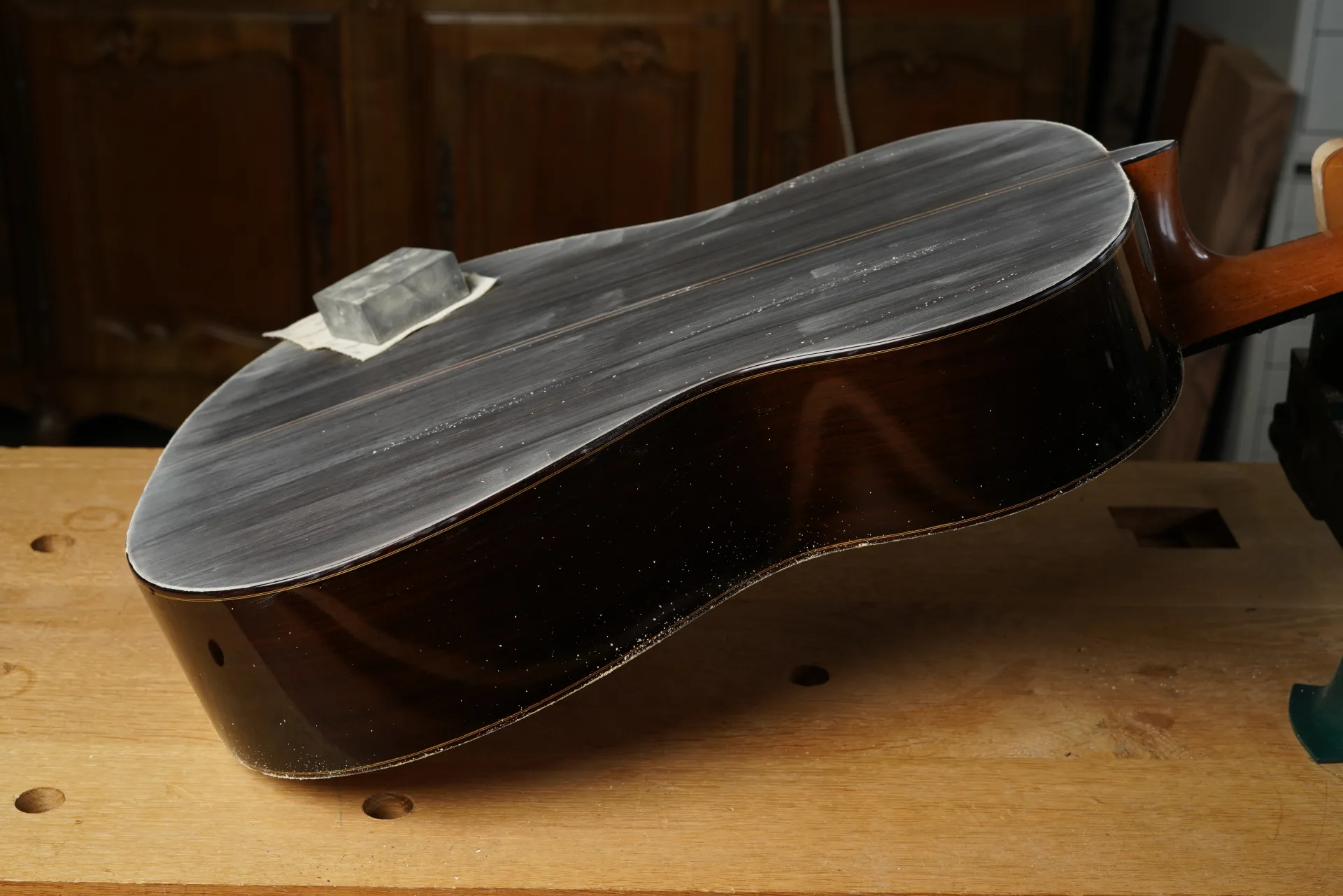 Final levelling stage — 600-grit followed by 800-grit removes remaining scratches