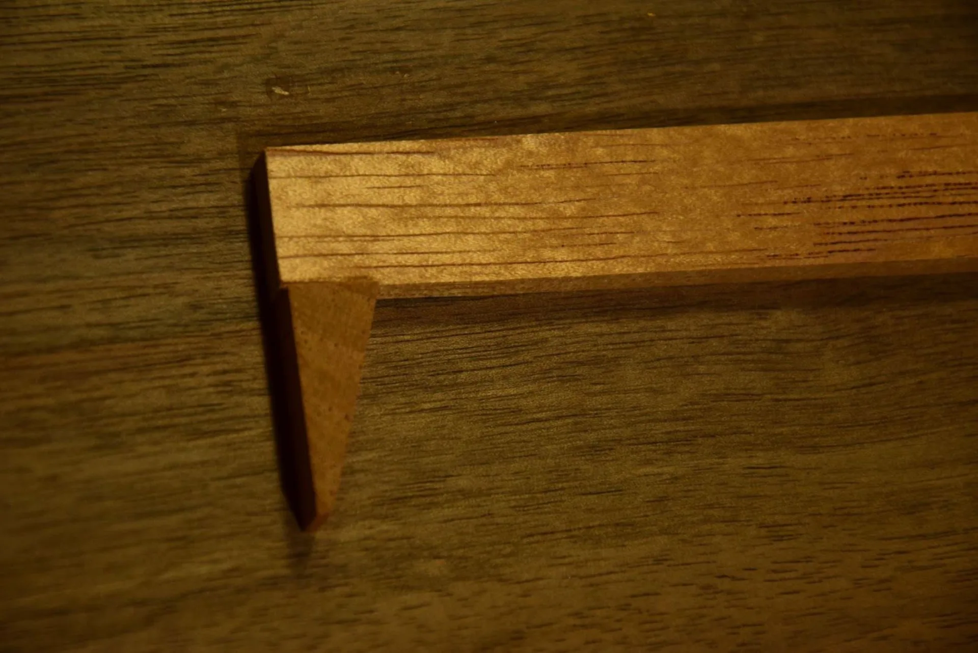 Transverse bar anchored with a triangular block