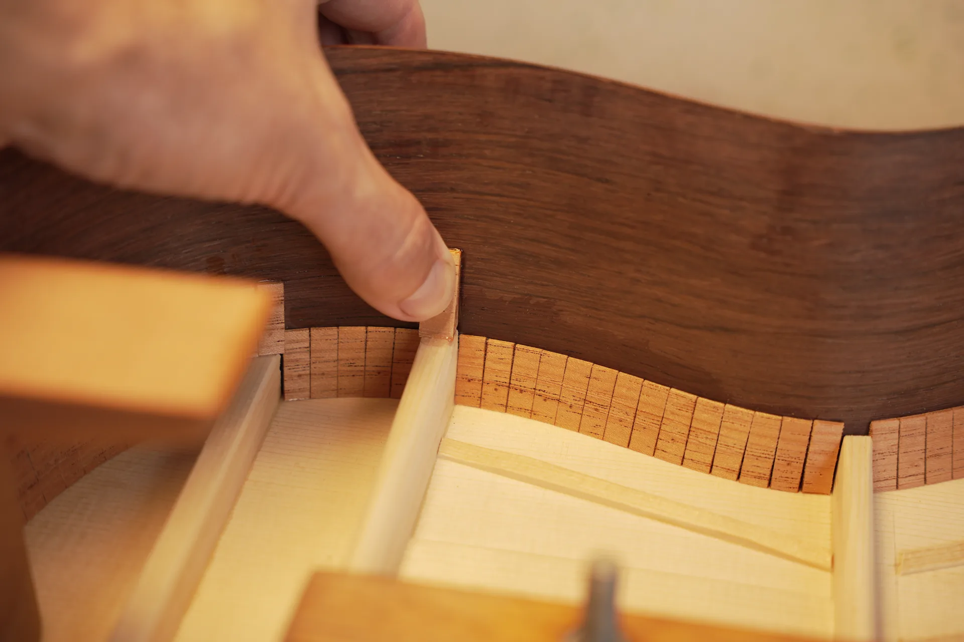 Top braces anchored to the sides with small blocks