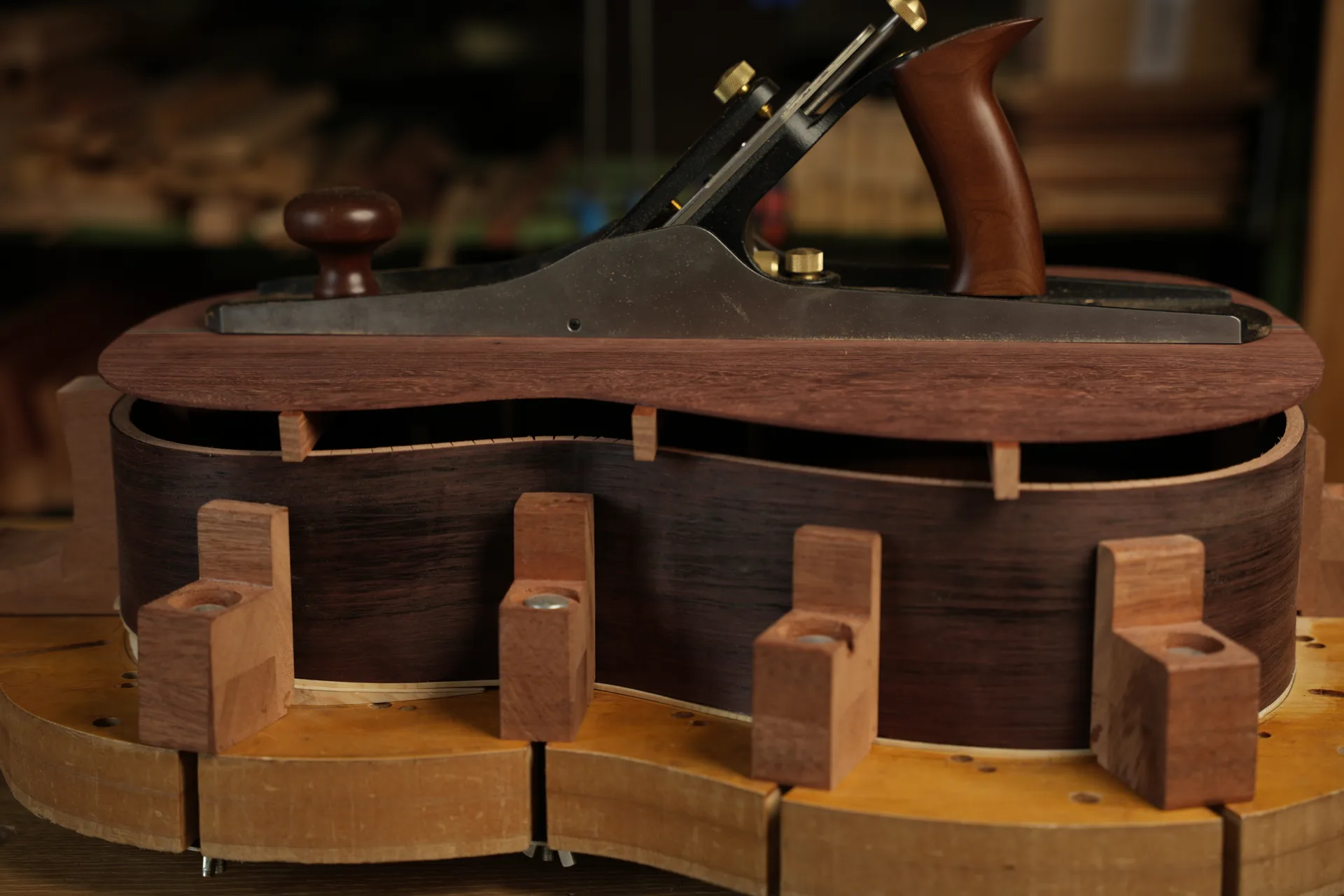 Back positioned along the central axis, brace positions marked with a knife