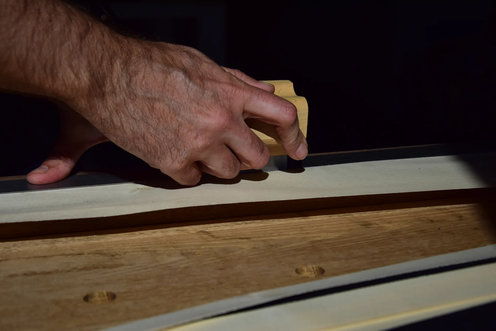 Cutting veneer strips with a special veneer saw — the first step in building a herringbone marquetry motif